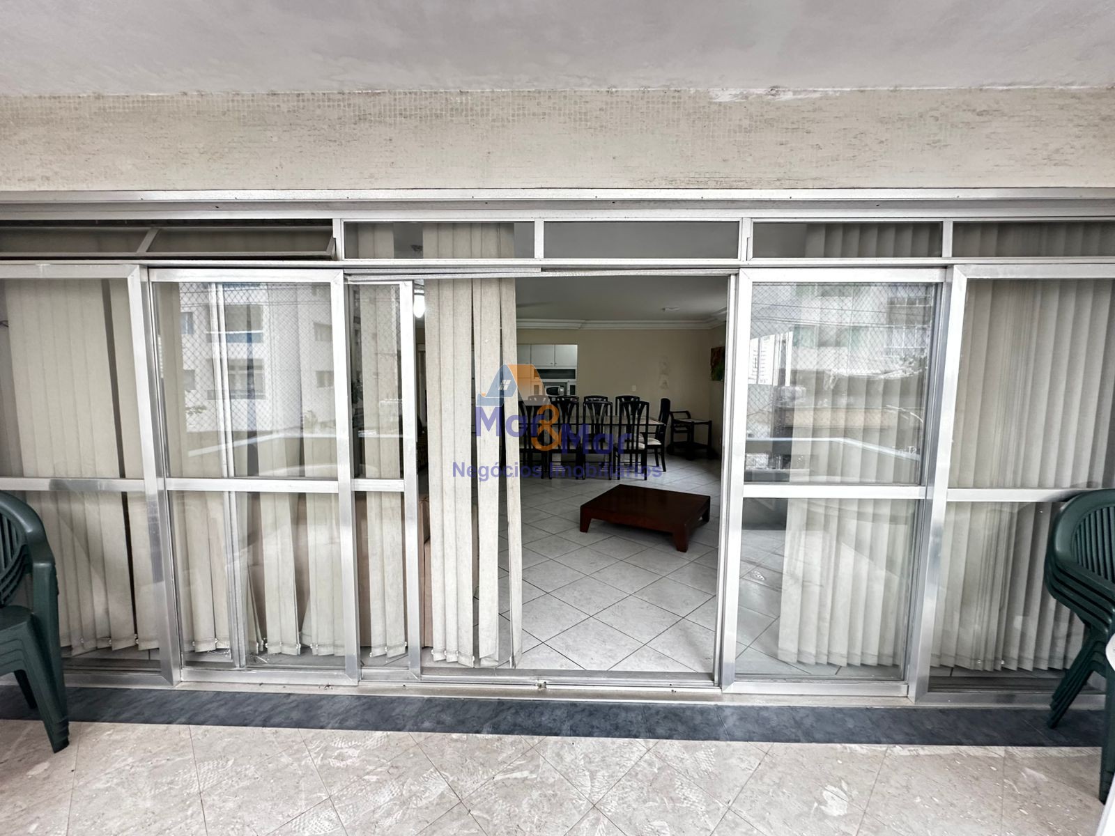 Apartamento na Praia das Pitangueiras, Guarujá - SP