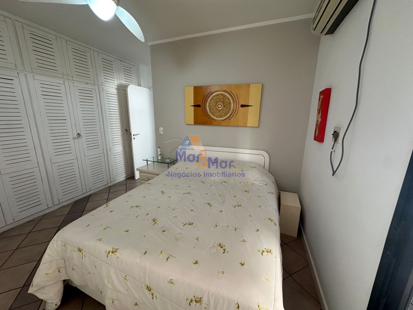 Apartamento na Praia das Pitangueiras, Guarujá - SP