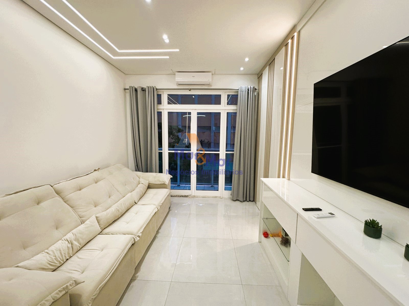 Apartamento na Praia das Pitangueiras, Guarujá - SP