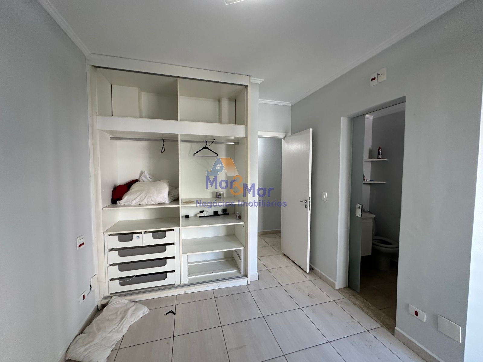 Apartamento na Praia das Pitangueiras, Guarujá - SP